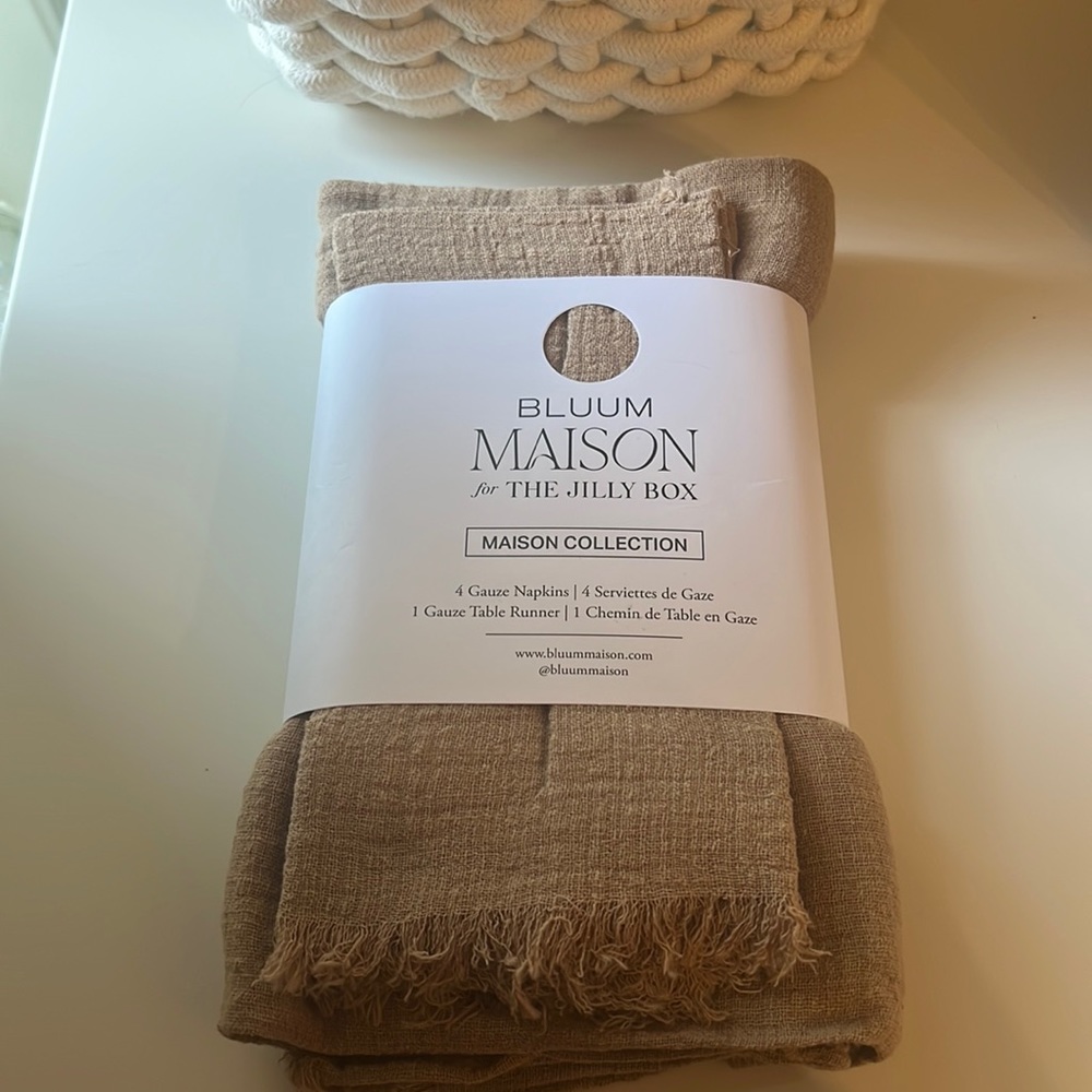 Bluum Maison for Jilly Box 4 gauze napkins and 1 gauze table runner.